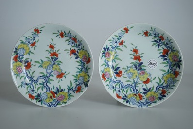 Une paire d'assiettes en porcelaine de Chine doucai &agrave; d&eacute;cor de grenades, marque et &eacute;poque de Qianlong