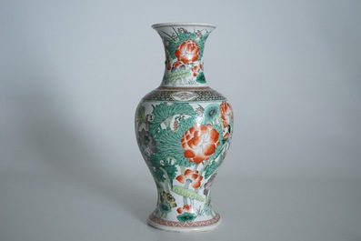 Deux vases en porcelaine de Chine famille verte, 19/20&egrave;me