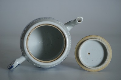 Une th&eacute;i&egrave;re couverte en porcelaine de Chine bleu et blanc, Kangxi