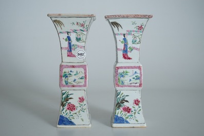 Une paire de vases en porcelaine de Chine famille rose "La Romance de la chambre de l'ouest", Yongzheng