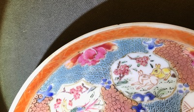 Quatre tasses et soucoupes en porcelaine de Chine famille rose, Yongzheng/Qianlong