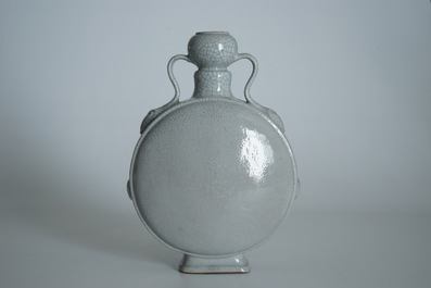 Un vase de forme bouteille en porcelaine de Chine craquel&eacute; de type ge, 19/20&egrave;me