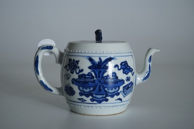 Une th&eacute;i&egrave;re couverte en porcelaine de Chine bleu et blanc, Kangxi