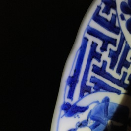 Un plat en porcelaine de Chine bleu et blanc &agrave; d&eacute;cor de Longues Dames, marque et &eacute;poque de Kangxi