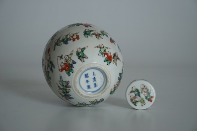 A small Chinese famille verte lidded jar with "100 boys", Kangxi mark, 19th C.