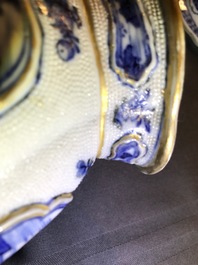 Een garnituur van drie Chinese blauwwitte dekselvazen met landschapsdecor, Qianlong