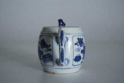 Une th&eacute;i&egrave;re couverte en porcelaine de Chine bleu et blanc, Kangxi