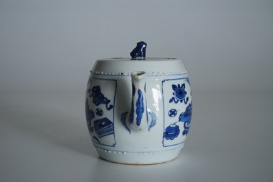 Une th&eacute;i&egrave;re couverte en porcelaine de Chine bleu et blanc, Kangxi