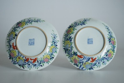 Une paire d'assiettes en porcelaine de Chine doucai &agrave; d&eacute;cor de grenades, marque et &eacute;poque de Qianlong