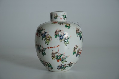 A small Chinese famille verte lidded jar with "100 boys", Kangxi mark, 19th C.