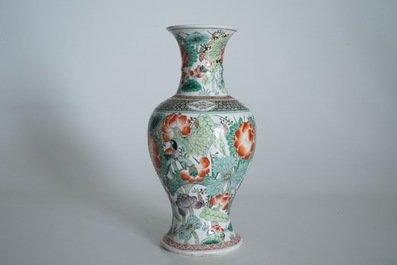Deux vases en porcelaine de Chine famille verte, 19/20&egrave;me