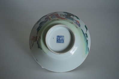 Un bol en porcelaine de Chine famille rose &agrave; d&eacute;cor d'europ&eacute;ens, marque et &eacute;poque de Qianlong