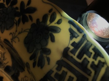 Un plat en porcelaine de Chine bleu et blanc &agrave; d&eacute;cor de Longues Dames, marque et &eacute;poque de Kangxi