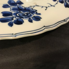 Un plat en porcelaine de Chine bleu et blanc &agrave; d&eacute;cor floral, marque et &eacute;poque de Kangxi