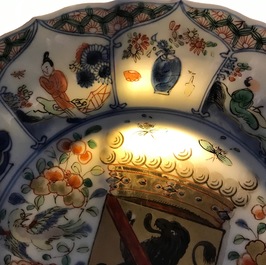 Een Chinese famille verte schotel met het wapen van Namen, Kangxi/Yongzheng