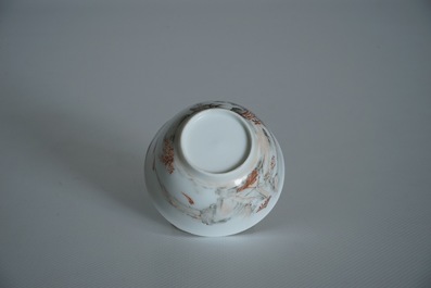 Une tasse et soucoupe en porcelaine de Chine &agrave; d&eacute;cor d'un paysage, Yongzheng