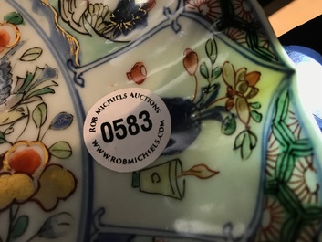 Een Chinese famille verte schotel met het wapen van Namen, Kangxi/Yongzheng