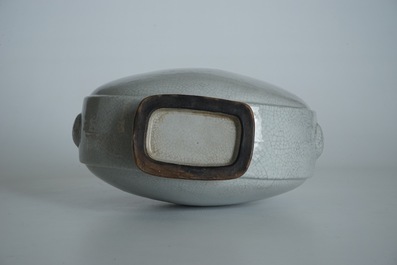 Un vase de forme bouteille en porcelaine de Chine craquel&eacute; de type ge, 19/20&egrave;me