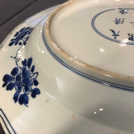 Un plat en porcelaine de Chine bleu et blanc &agrave; d&eacute;cor floral, marque et &eacute;poque de Kangxi