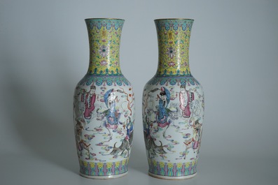 Une paire de grands vases en porcelaine de Chine famille rose, marque et &eacute;poque de Guangxu