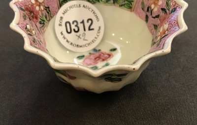 Une paire de tasses et soucoupes polylob&eacute;s en porcelaine de Chine famille rose, Yongzheng