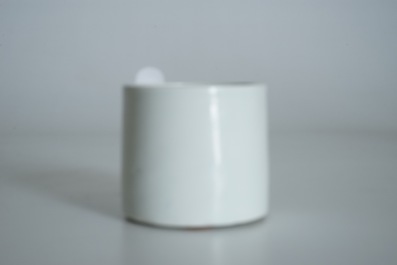 Een Chinese blanc de Chine penselenpot, 18/19e eeuw