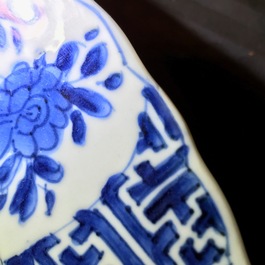 Un plat en porcelaine de Chine bleu et blanc &agrave; d&eacute;cor de Longues Dames, marque et &eacute;poque de Kangxi
