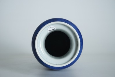 Een Chinese monochrome poederblauwe rouleau vaas, Kangxi