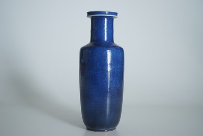 Een Chinese monochrome poederblauwe rouleau vaas, Kangxi