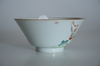 Un bol en porcelaine de Chine famille rose &agrave; d&eacute;cor d'europ&eacute;ens, marque et &eacute;poque de Qianlong