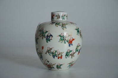 A small Chinese famille verte lidded jar with "100 boys", Kangxi mark, 19th C.