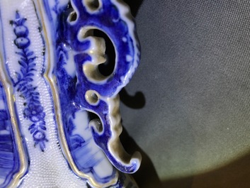 Een garnituur van drie Chinese blauwwitte dekselvazen met landschapsdecor, Qianlong