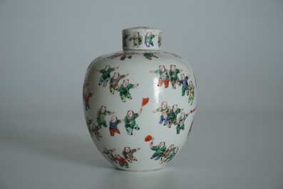 A small Chinese famille verte lidded jar with "100 boys", Kangxi mark, 19th C.