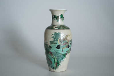 Deux vases en porcelaine de Chine famille verte, 19/20&egrave;me