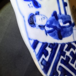 Un plat en porcelaine de Chine bleu et blanc &agrave; d&eacute;cor de Longues Dames, marque et &eacute;poque de Kangxi