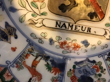 Een Chinese famille verte schotel met het wapen van Namen, Kangxi/Yongzheng