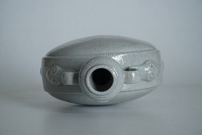 Un vase de forme bouteille en porcelaine de Chine craquel&eacute; de type ge, 19/20&egrave;me