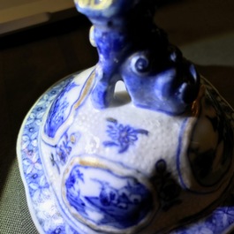 Een garnituur van drie Chinese blauwwitte dekselvazen met landschapsdecor, Qianlong
