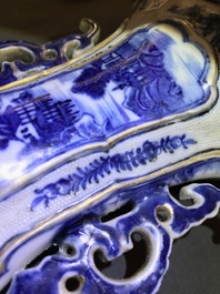 Een garnituur van drie Chinese blauwwitte dekselvazen met landschapsdecor, Qianlong