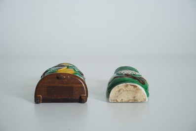 Twee Chinese verte biscuit wandvazen, Kangxi