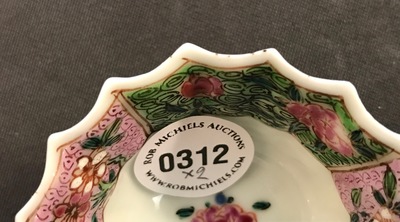Une paire de tasses et soucoupes polylob&eacute;s en porcelaine de Chine famille rose, Yongzheng