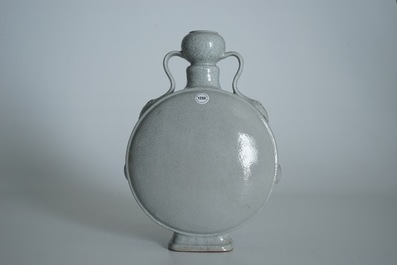 Un vase de forme bouteille en porcelaine de Chine craquel&eacute; de type ge, 19/20&egrave;me