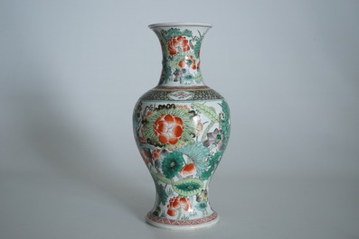 Deux vases en porcelaine de Chine famille verte, 19/20&egrave;me
