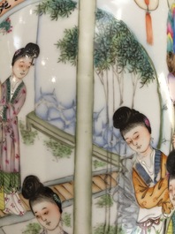 Une paire de grands vases en porcelaine de Chine famille rose, 19/20&egrave;me