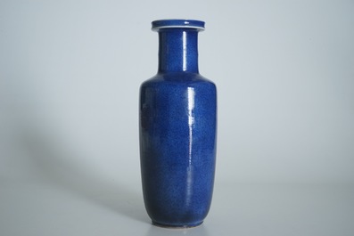 Een Chinese monochrome poederblauwe rouleau vaas, Kangxi