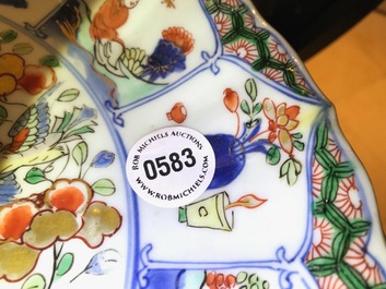 Een Chinese famille verte schotel met het wapen van Namen, Kangxi/Yongzheng