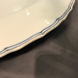 Un plat en porcelaine de Chine bleu et blanc &agrave; d&eacute;cor floral, marque et &eacute;poque de Kangxi