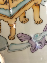 Une paire de grands vases en porcelaine de Chine famille rose, 19/20&egrave;me