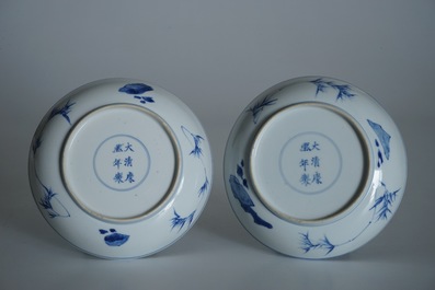 Une paire d'assiettes en porcelaine de Chine bleu et blanc aux d&eacute;cors d'un sage sur un &acirc;ne, marque et &eacute;poque de Kangxi