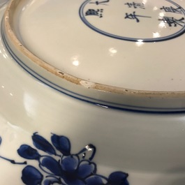 Un plat en porcelaine de Chine bleu et blanc &agrave; d&eacute;cor floral, marque et &eacute;poque de Kangxi